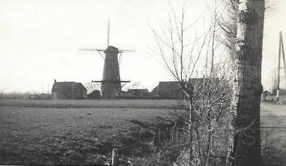 Zeist-West0007, Molen aan de Kopelweg. 1937.jpg - Vanaf de Middeleeuwen heeft de weg, lopende vanaf de Waterigeweg tot aan de brug over de Grift, Koppeldijk geheten. In een oorkonde van 14 september 1463 is er al sprake van ‘de Coppeldijck’. Molen ’t Klompje, Gebouwd in 1855. Voor de bebouwing van Zeist-West begon zag het groene deel van Zeist er zo uit. Op 6 november 1956 dat de wieken van de molen mochten worden afgenomen, maar dat ze moesten worden bewaard voor eventueel herstel. Bij controle in 1957 bleek dat ze voor ƒ 1500 waren verkocht. Daarna verdwenen de kap en de stelling en volgens de molenstomp. Zo eindigde in 1957 de ontluistering van de laatste molen van Zeist en van het omliggende landschap. Gesloopt in 1971. Opname van 1937.